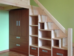 004 ulozne schody cerny